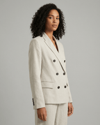 Marynarka damska dopasowana – klapy szpiczaste - Arkadya Outlet - Women Blazer