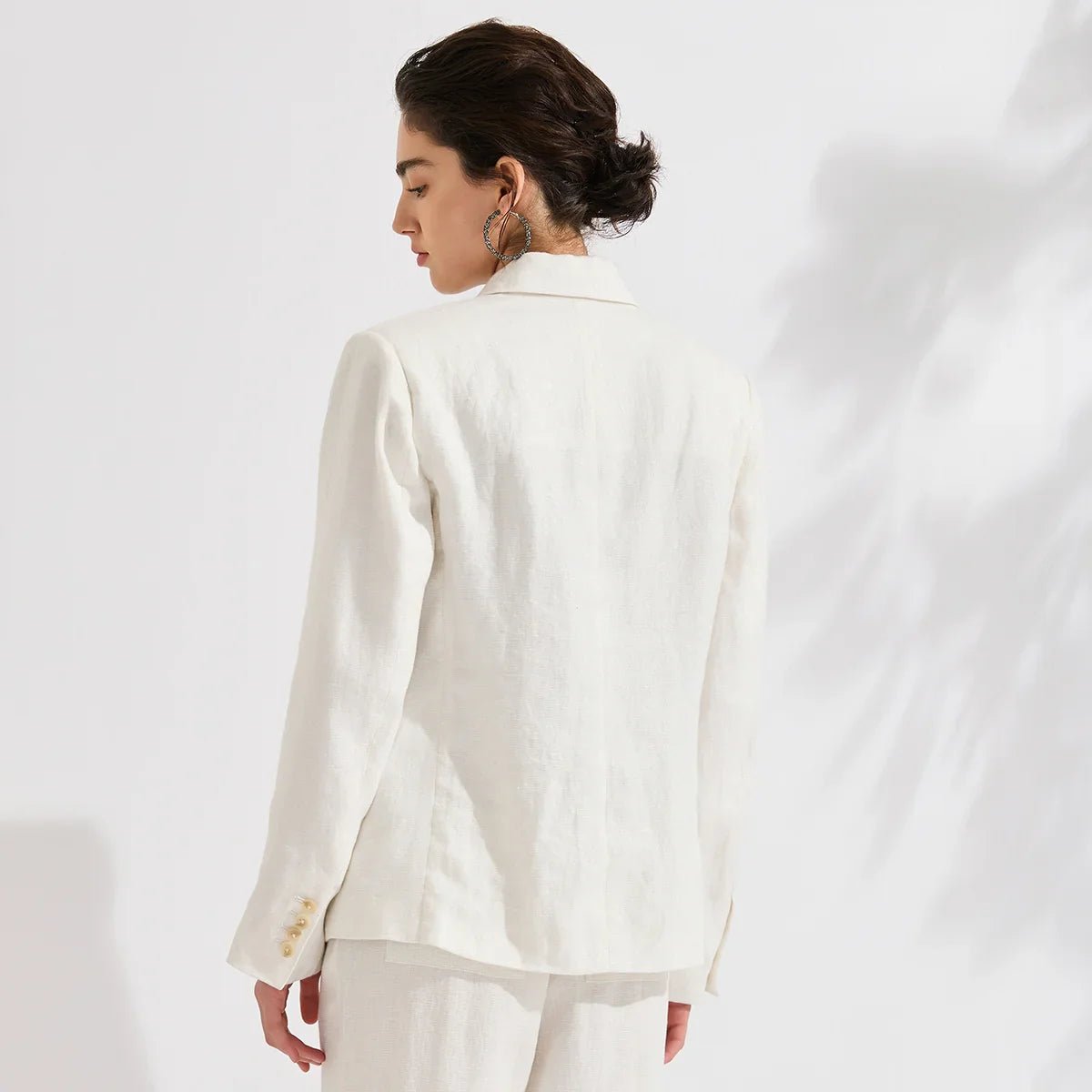 Marynarka damska dopasowana – klapy szpiczaste - Arkadya Outlet - Women Blazer