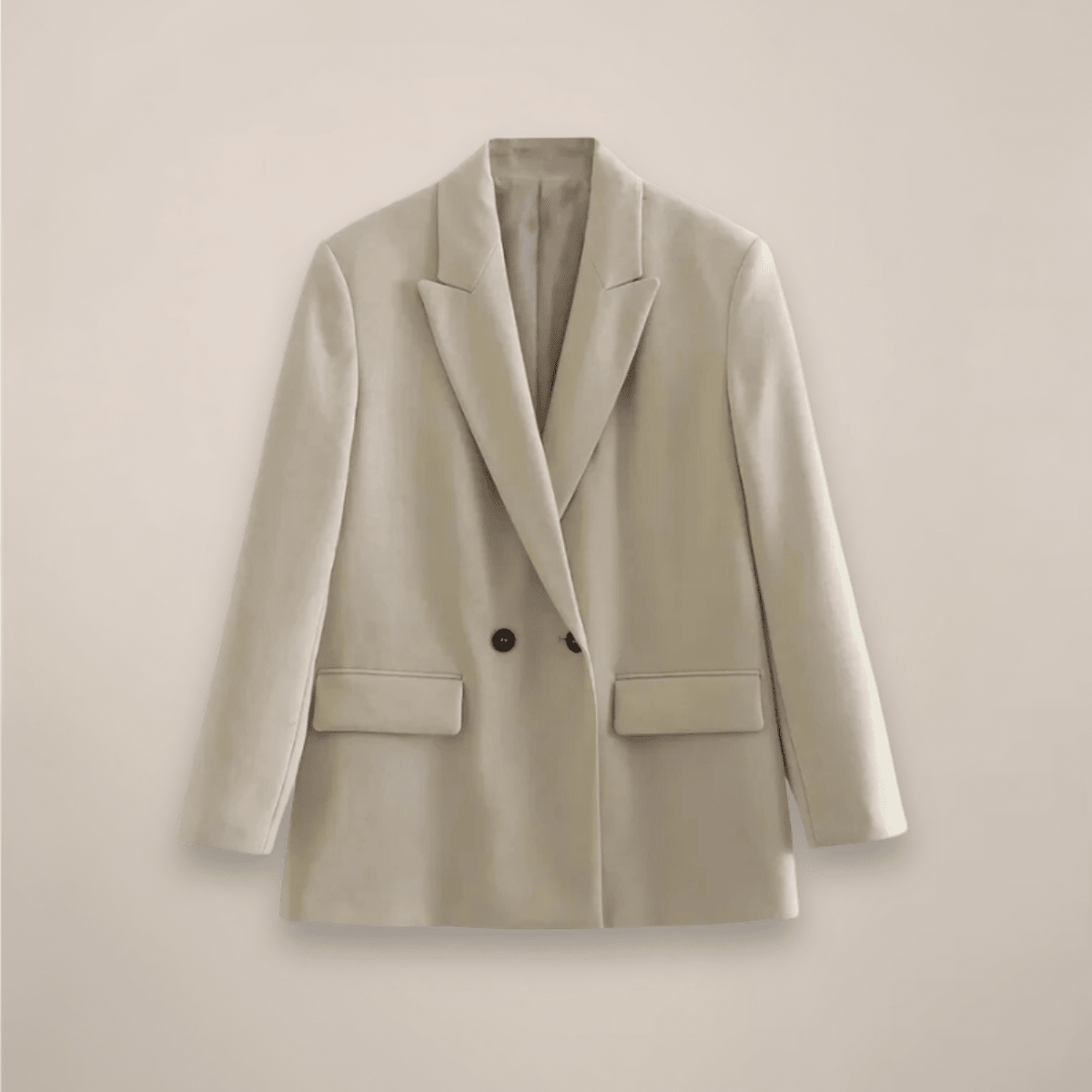 Marynarka damska dopasowana z dwurzędowym zapięciem na guziki – kieszenie z patką, guziki przy mankietach - Arkadya Outlet - Women Blazer