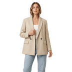 Marynarka damska dopasowana z dwurzędowym zapięciem na guziki – kieszenie z patką, guziki przy mankietach - Arkadya Outlet - Women Blazer