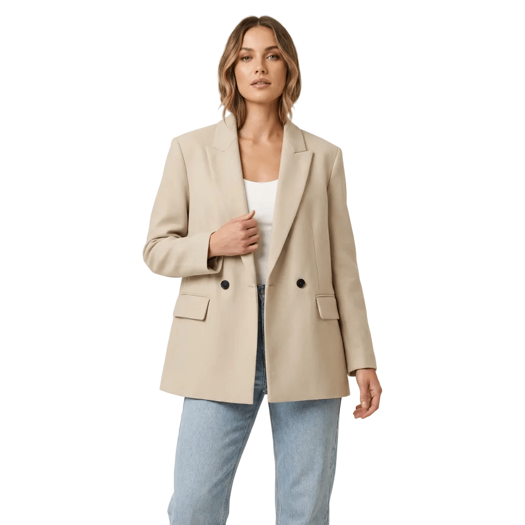 Marynarka damska dopasowana z dwurzędowym zapięciem na guziki – kieszenie z patką, guziki przy mankietach - Arkadya Outlet - Women Blazer