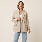 Marynarka damska dopasowana z dwurzędowym zapięciem na guziki – kieszenie z patką, guziki przy mankietach - Arkadya Outlet - Women Blazer