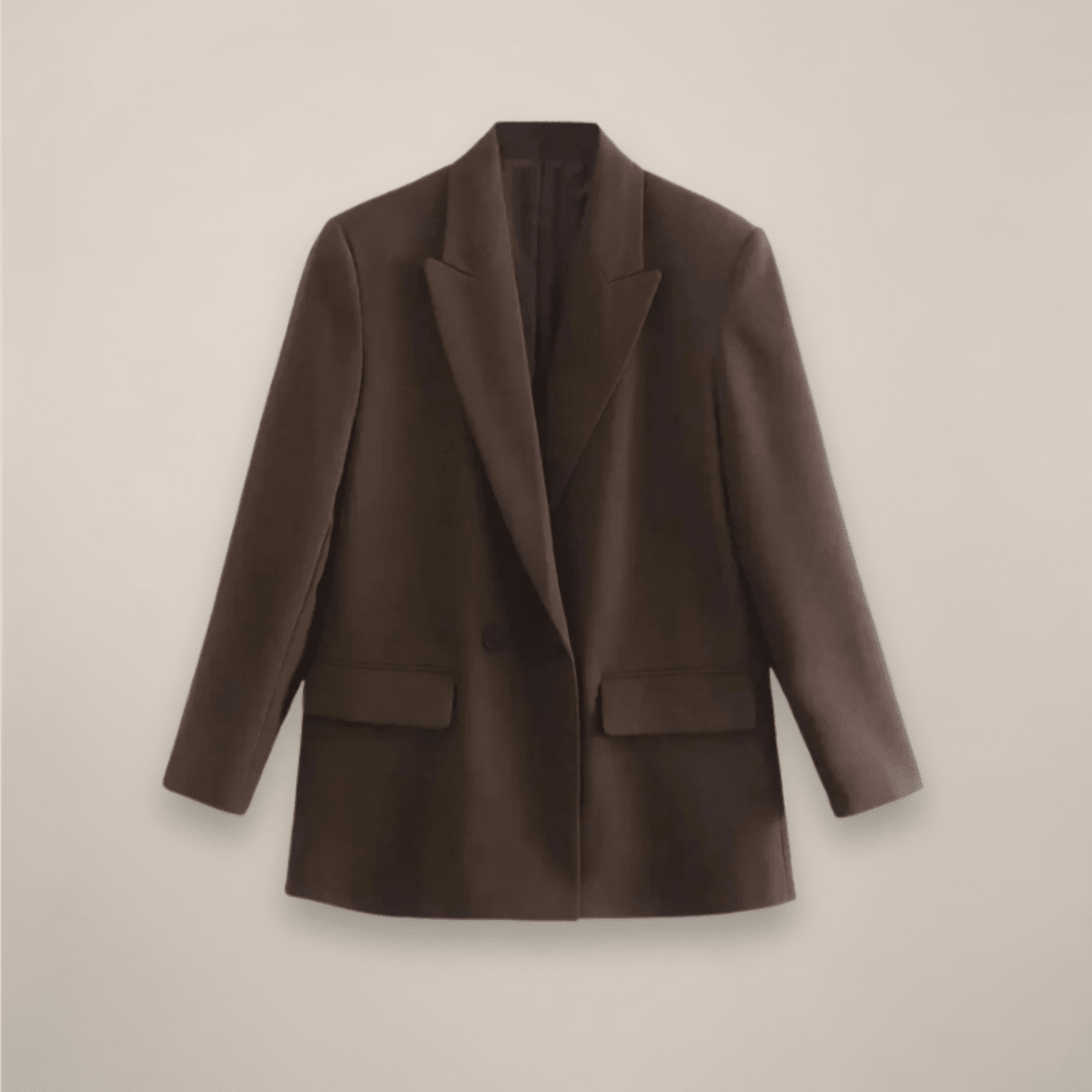 Marynarka damska dopasowana z dwurzędowym zapięciem na guziki – kieszenie z patką, guziki przy mankietach - Arkadya Outlet - Women Blazer
