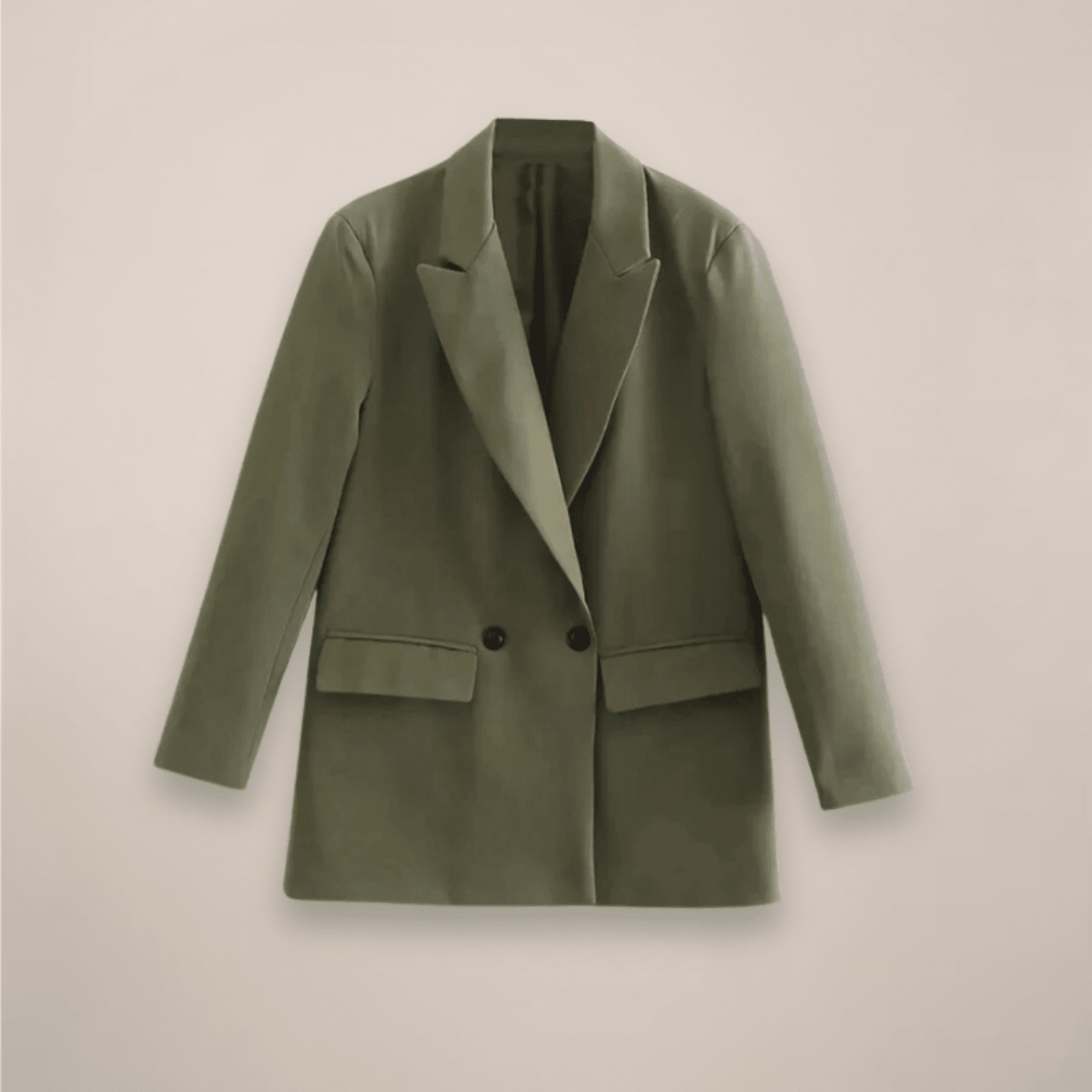 Marynarka damska dopasowana z dwurzędowym zapięciem na guziki – kieszenie z patką, guziki przy mankietach - Arkadya Outlet - Women Blazer
