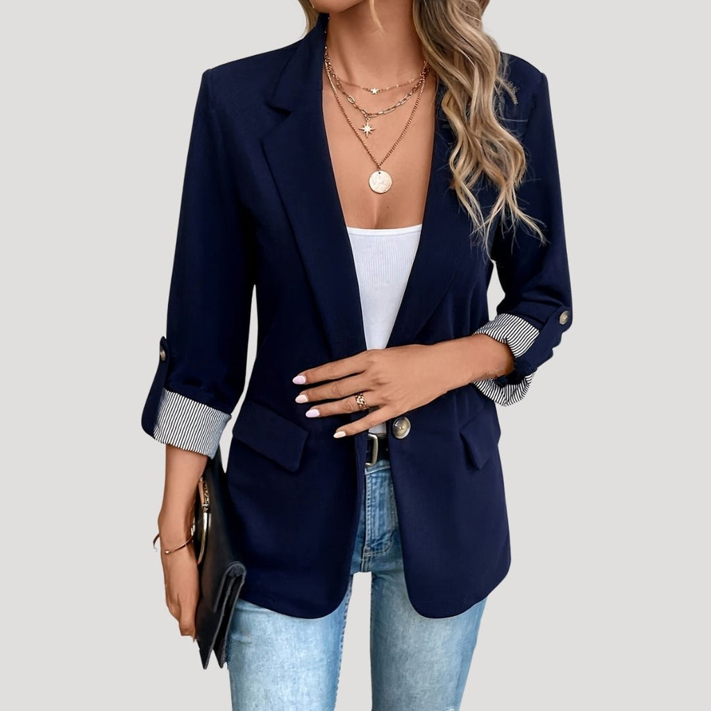 Marynarka damska dopasowana ze stójką i zapięciem na guziki – kieszenie z patkami - Arkadya Outlet - Women Blazer