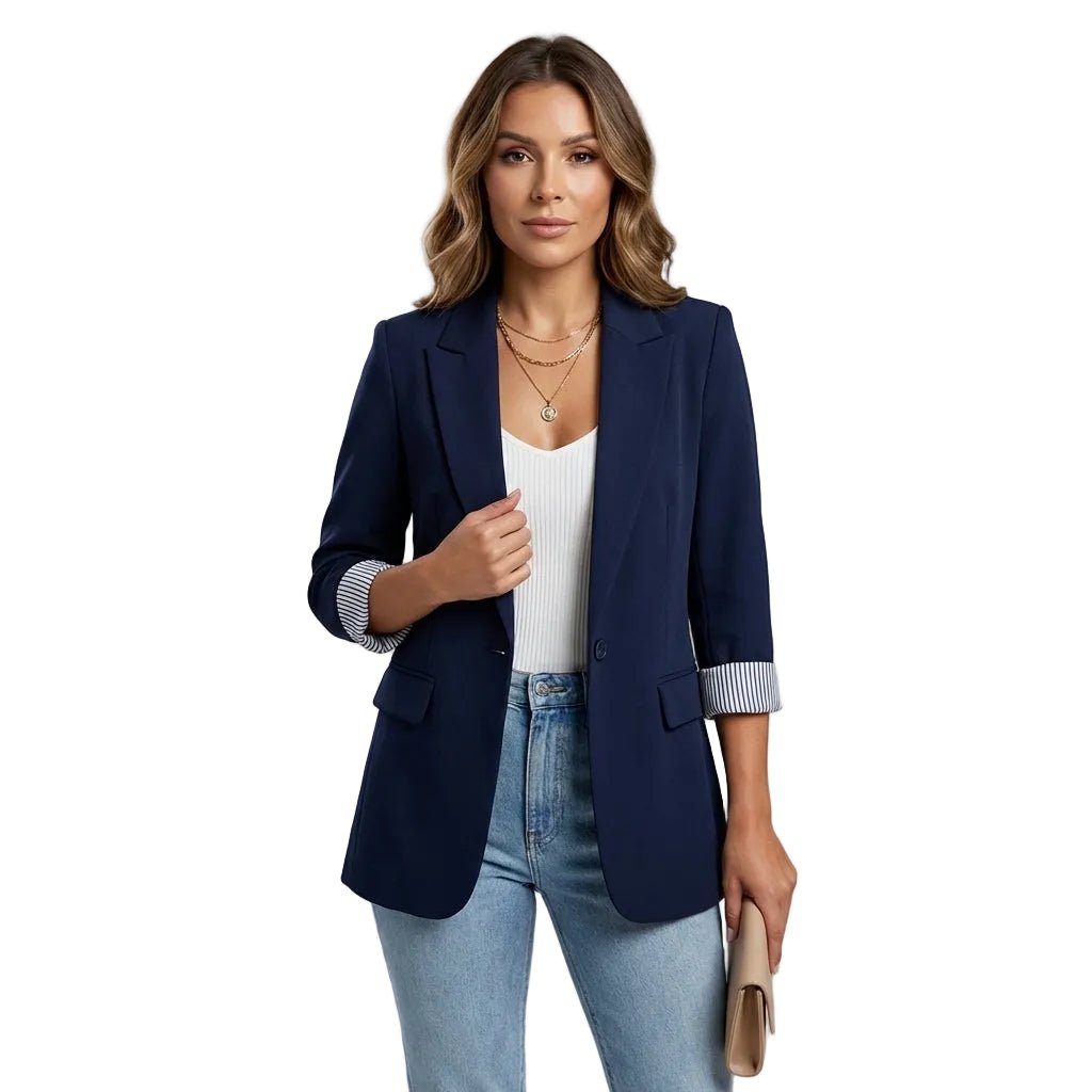 Marynarka damska dopasowana ze stójką i zapięciem na guziki – kieszenie z patkami - Arkadya Outlet - Women Blazer