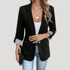 Marynarka damska dopasowana ze stójką i zapięciem na guziki – kieszenie z patkami - Arkadya Outlet - Women Blazer