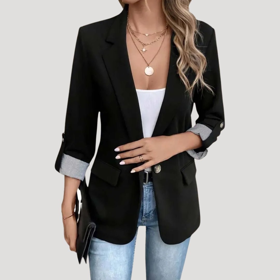 Marynarka damska dopasowana ze stójką i zapięciem na guziki – kieszenie z patkami - Arkadya Outlet - Women Blazer