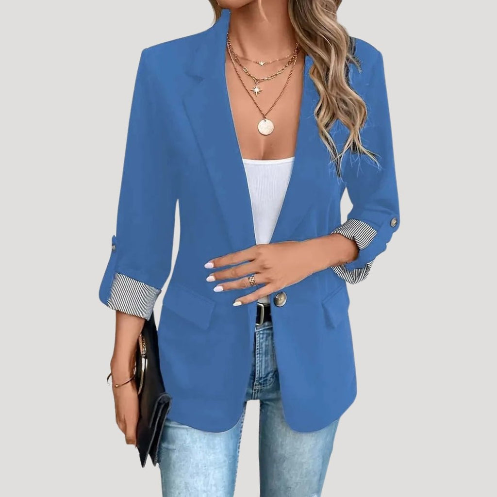 Marynarka damska dopasowana ze stójką i zapięciem na guziki – kieszenie z patkami - Arkadya Outlet - Women Blazer