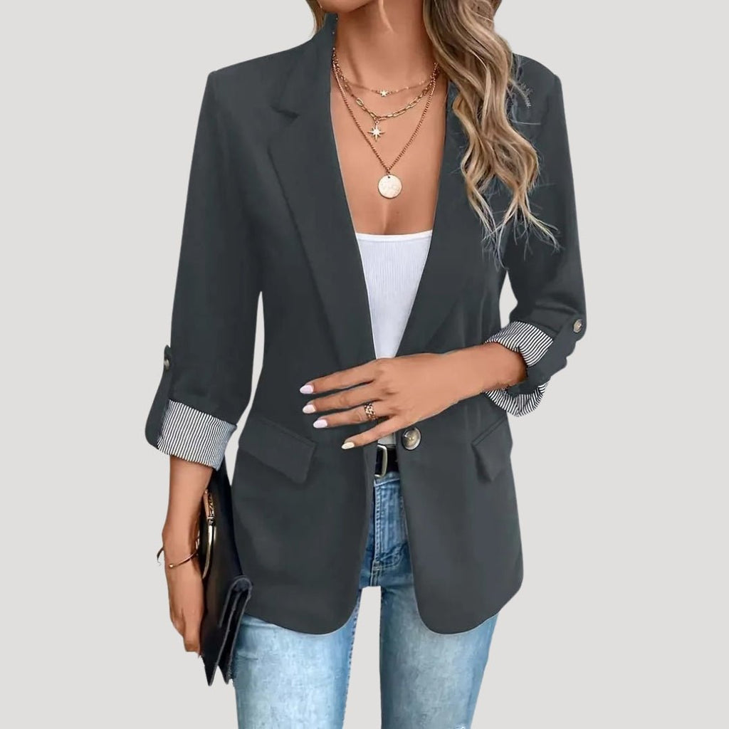 Marynarka damska dopasowana ze stójką i zapięciem na guziki – kieszenie z patkami - Arkadya Outlet - Women Blazer