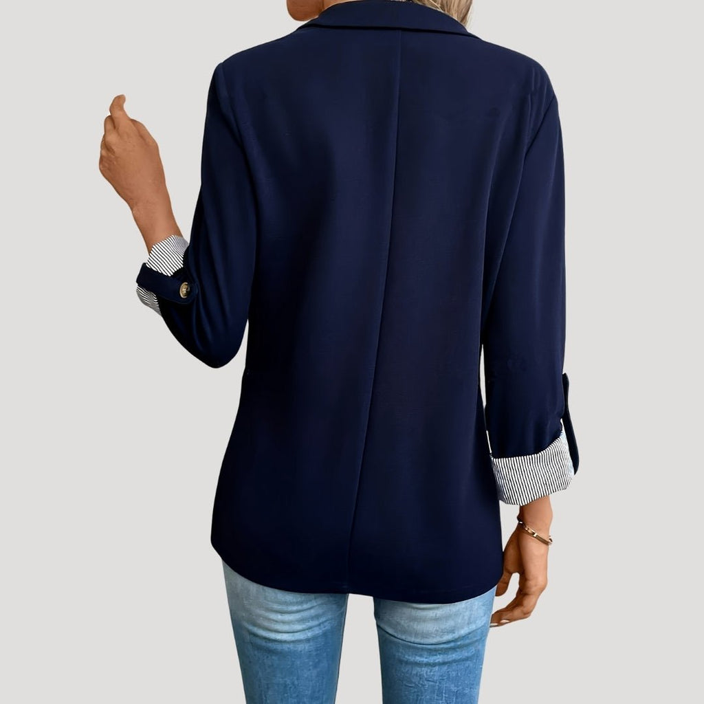 Marynarka damska dopasowana ze stójką i zapięciem na guziki – kieszenie z patkami - Arkadya Outlet - Women Blazer