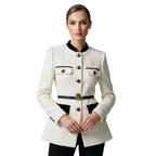 Marynarka damska krawieckiego kroju z jednorzędowym zapięciem – kieszenie z patkami, guziki przy mankietach - Arkadya Outlet - Women Blazer