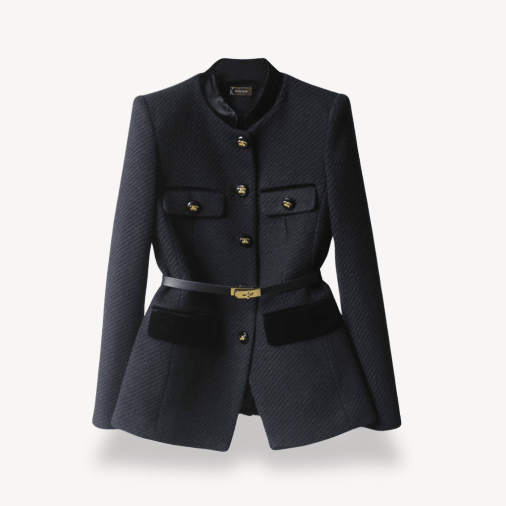 Marynarka damska krawieckiego kroju z jednorzędowym zapięciem – kieszenie z patkami, guziki przy mankietach - Arkadya Outlet - Women Blazer