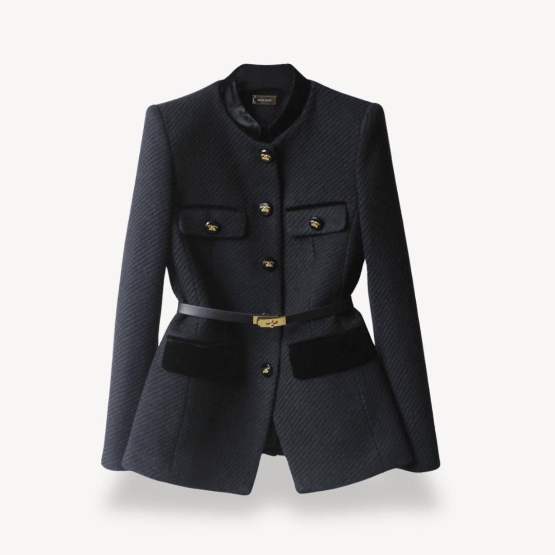Marynarka damska krawieckiego kroju z jednorzędowym zapięciem – kieszenie z patkami, guziki przy mankietach - Arkadya Outlet - Women Blazer