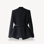 Marynarka damska krawieckiego kroju z jednorzędowym zapięciem – kieszenie z patkami, guziki przy mankietach - Arkadya Outlet - Women Blazer