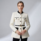Marynarka damska krawieckiego kroju z jednorzędowym zapięciem – kieszenie z patkami, guziki przy mankietach - Arkadya Outlet - Women Blazer