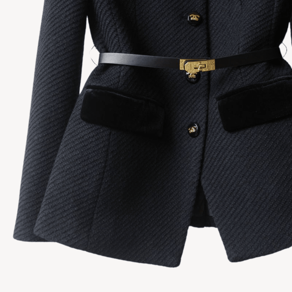Marynarka damska krawieckiego kroju z jednorzędowym zapięciem – kieszenie z patkami, guziki przy mankietach - Arkadya Outlet - Women Blazer