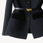 Marynarka damska krawieckiego kroju z jednorzędowym zapięciem – kieszenie z patkami, guziki przy mankietach - Arkadya Outlet - Women Blazer