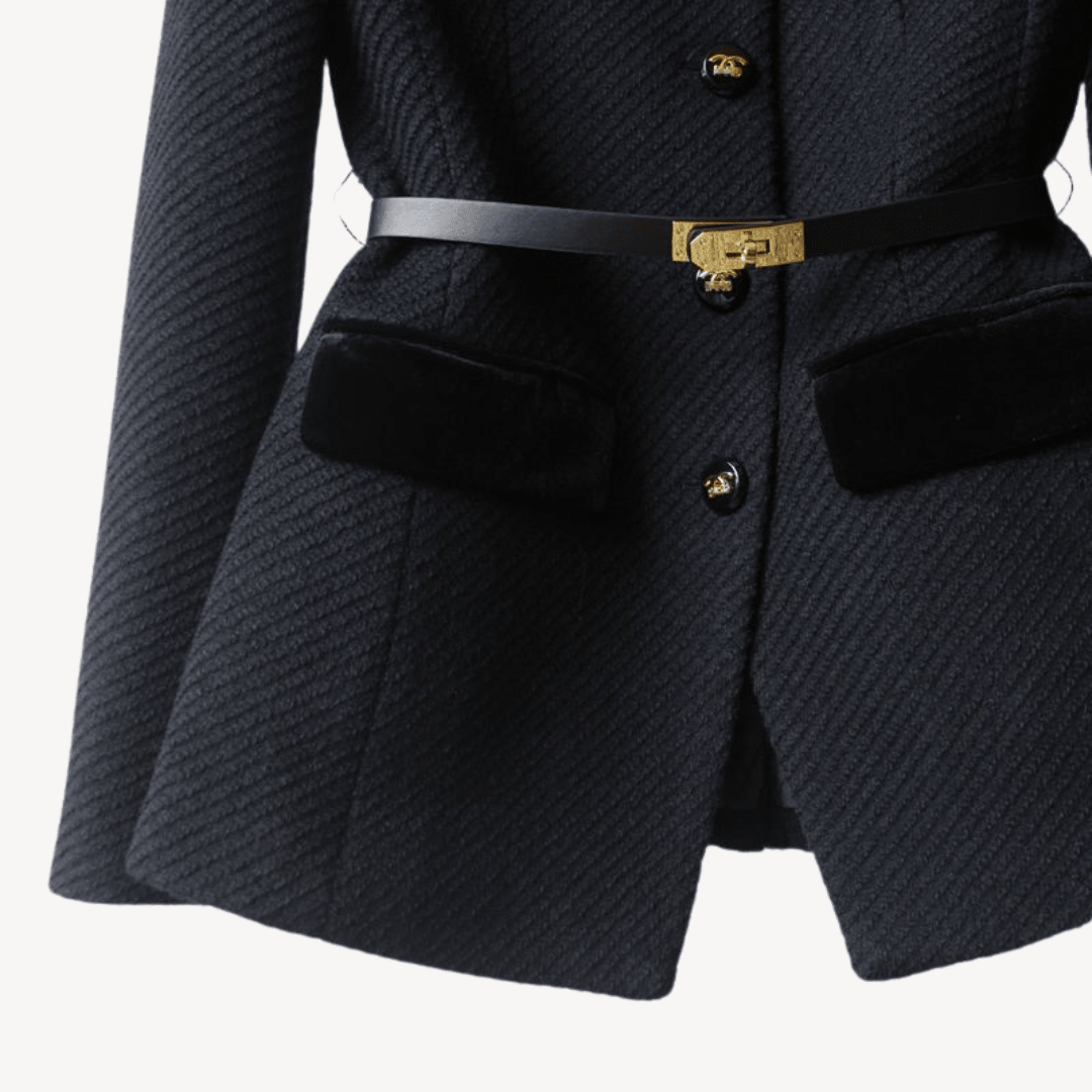 Marynarka damska krawieckiego kroju z jednorzędowym zapięciem – kieszenie z patkami, guziki przy mankietach - Arkadya Outlet - Women Blazer