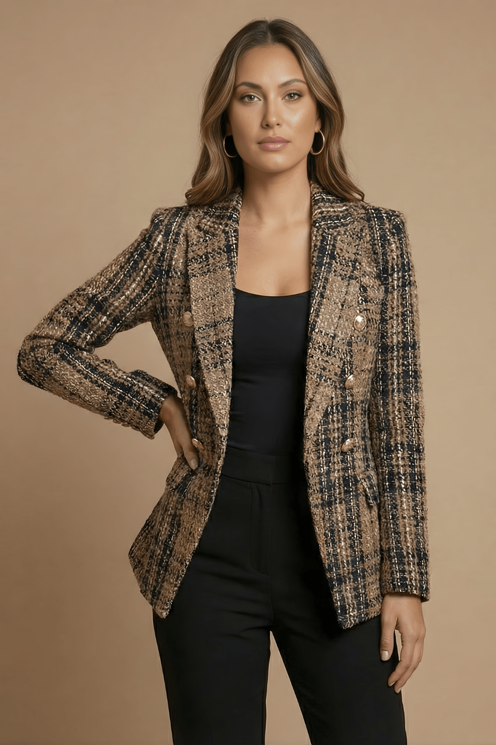 Marynarka damska wydłużona z dwurzędowym zapięciem – do noszenia zapiętej lub rozpiętej - Arkadya Outlet - Women Blazer