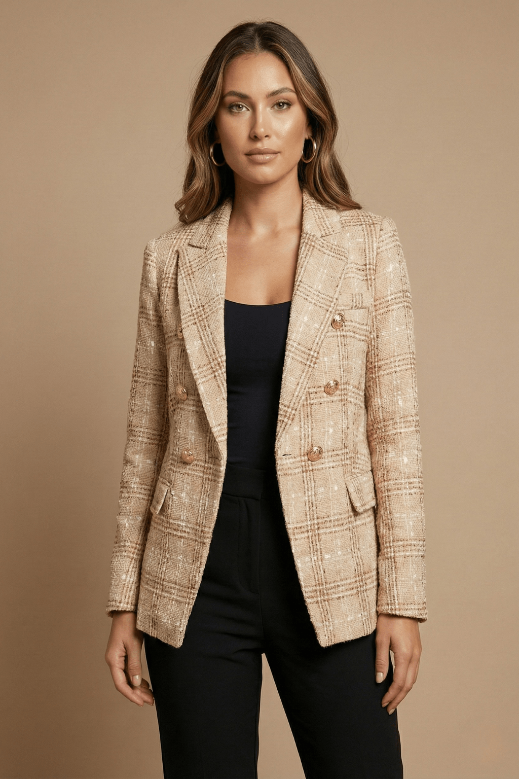 Marynarka damska wydłużona z dwurzędowym zapięciem – do noszenia zapiętej lub rozpiętej - Arkadya Outlet - Women Blazer