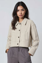 Płaszcz damski krótki z zapięciem na guziki - Arkadya Outlet - Women Jacket