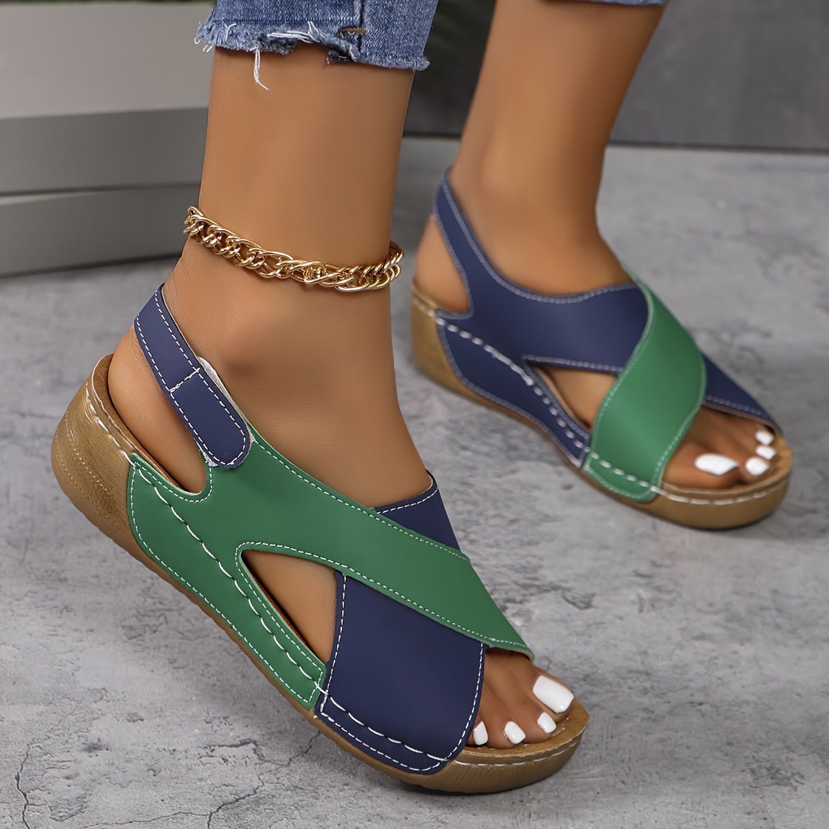 Sandały damskie na koturnie – odkryte palce, zapięcie - Arkadya Outlet - Women Sandals