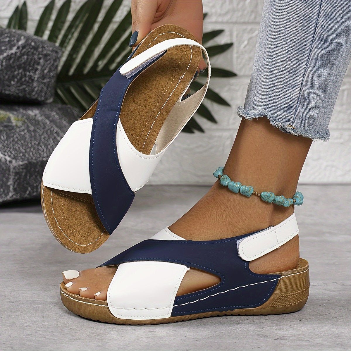 Sandały damskie na koturnie – odkryte palce, zapięcie - Arkadya Outlet - Women Sandals