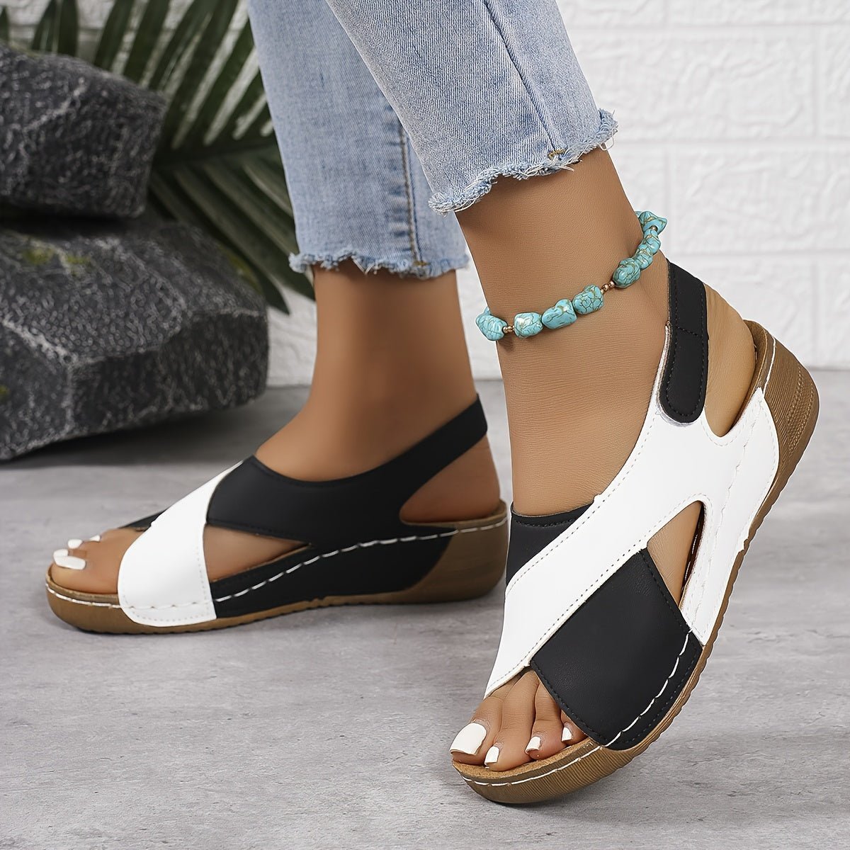 Sandały damskie na koturnie – odkryte palce, zapięcie - Arkadya Outlet - Women Sandals