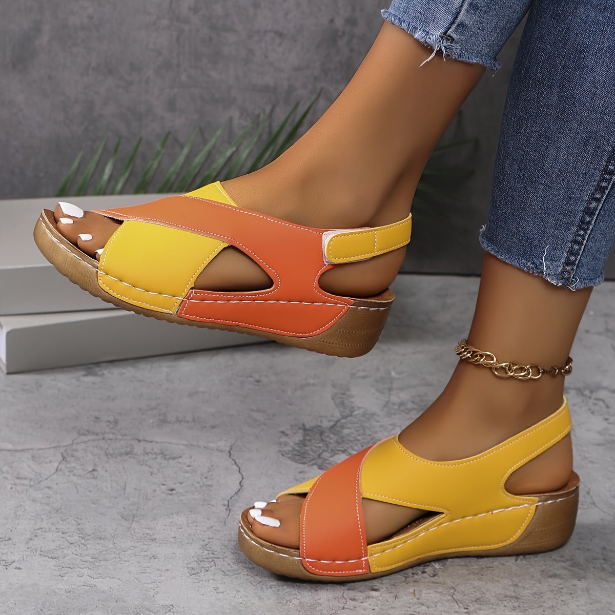 Sandały damskie na koturnie – odkryte palce, zapięcie - Arkadya Outlet - Women Sandals