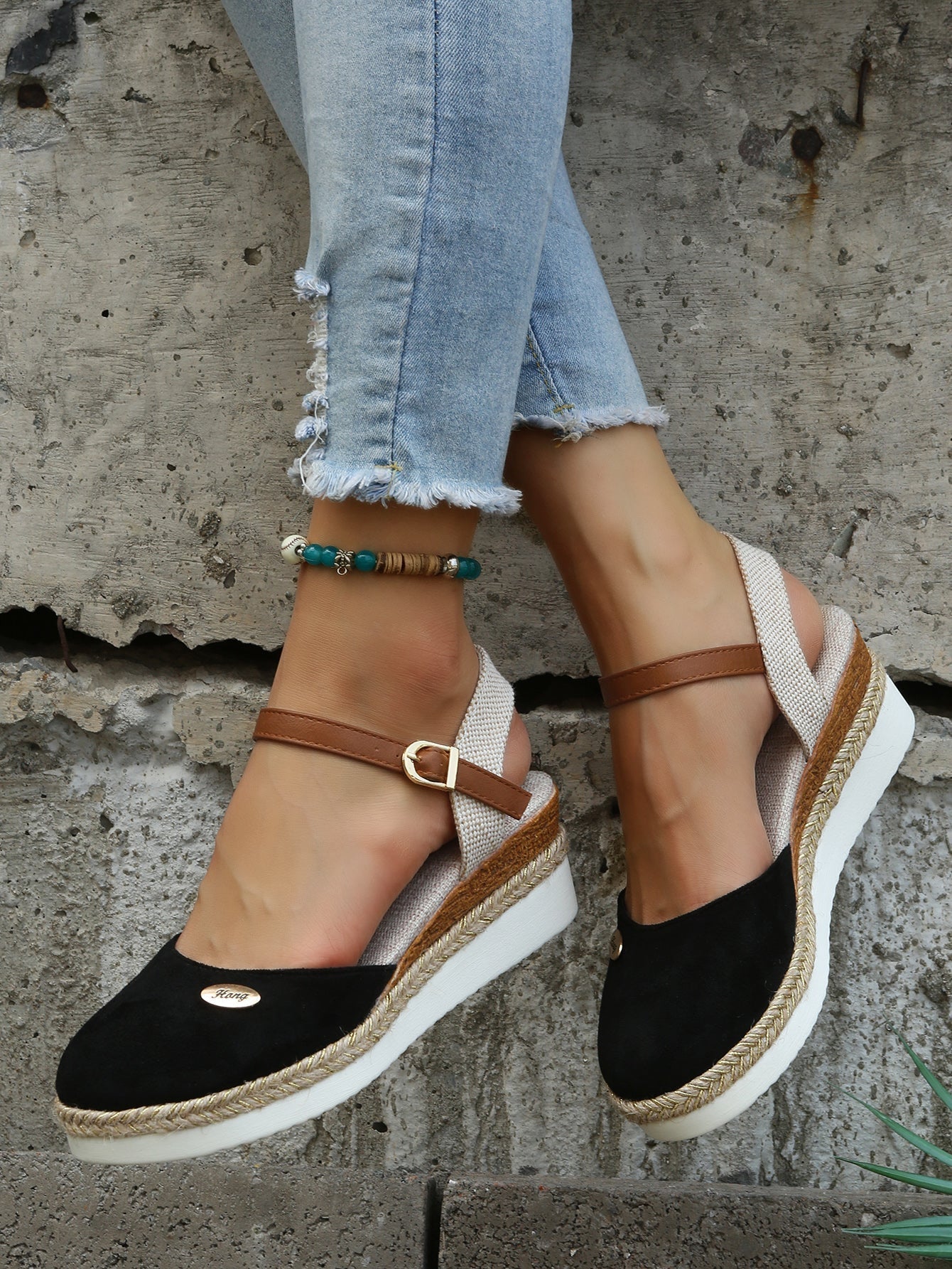 Sandały damskie wsuwane – zaokrąglony nosek, pasek - Arkadya Outlet - Women Sandals
