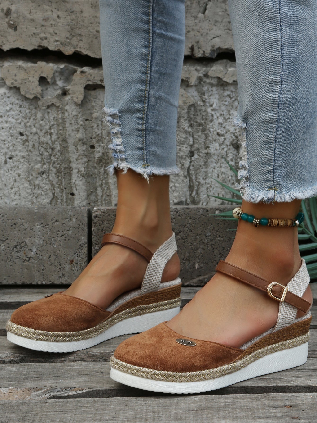 Sandały damskie wsuwane – zaokrąglony nosek, pasek - Arkadya Outlet - Women Sandals
