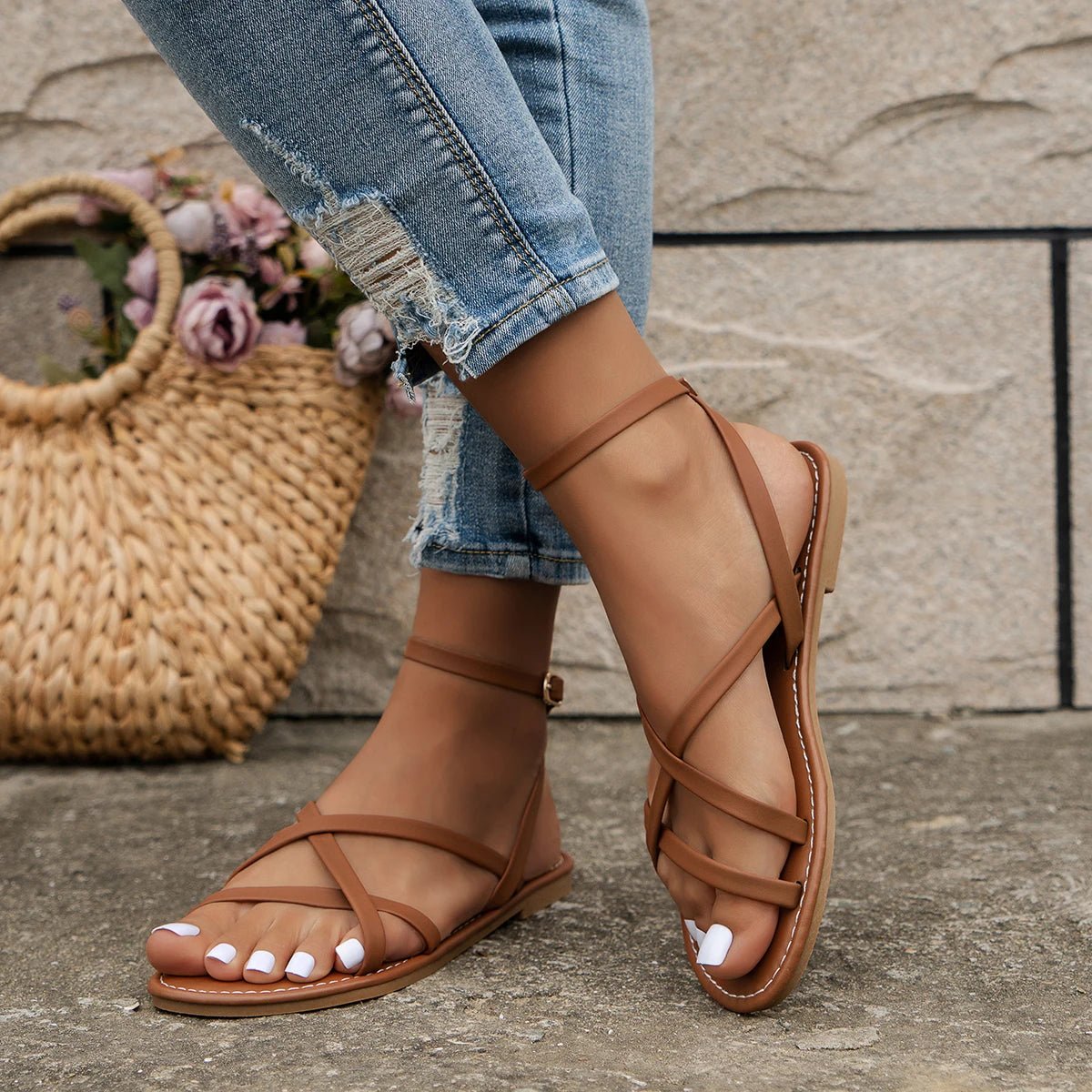Sandały damskie z paskami – tylny zamek, płaska podeszwa - Arkadya Outlet - Women Sandals