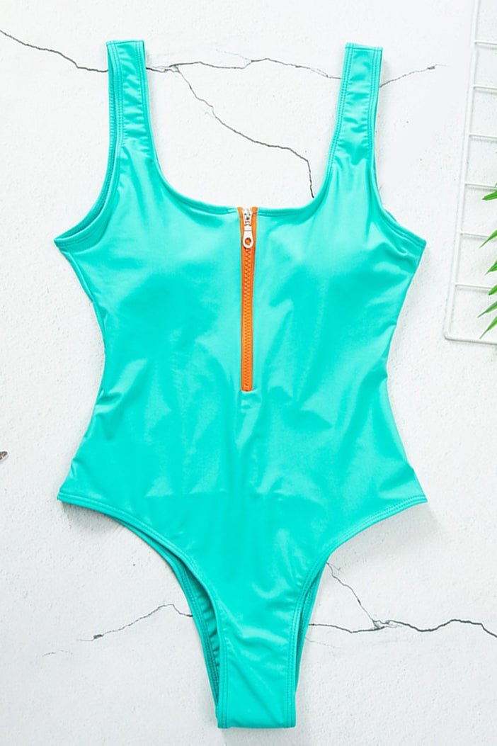Strój kąpielowy damski jednoczęściowy z dekoltem V i zamkiem z przodu – regulowana głębokość dekoltu - Arkadya Outlet - Women Swimwear