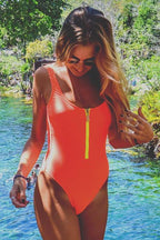 Strój kąpielowy damski jednoczęściowy z dekoltem V i zamkiem z przodu – regulowana głębokość dekoltu - Arkadya Outlet - Women Swimwear