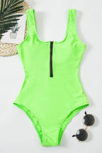 Strój kąpielowy damski jednoczęściowy z dekoltem V i zamkiem z przodu – regulowana głębokość dekoltu - Arkadya Outlet - Women Swimwear