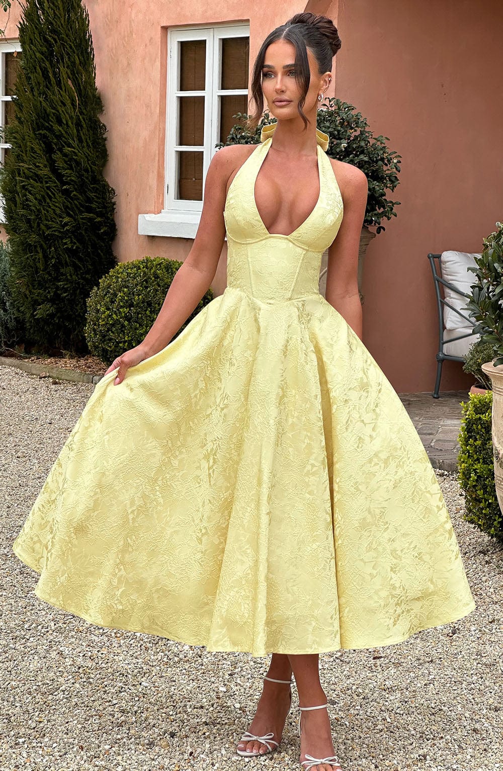 Sukienka damska z dekoltem halter bez rękawów – elegancki krój - Arkadya Outlet - Women Midi Dress