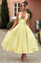 Sukienka damska z dekoltem halter bez rękawów – elegancki krój - Arkadya Outlet - Women Midi Dress