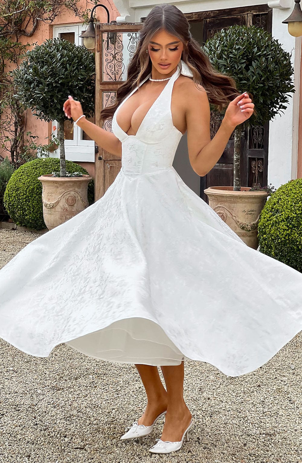 Sukienka damska z dekoltem halter bez rękawów – elegancki krój - Arkadya Outlet - Women Midi Dress