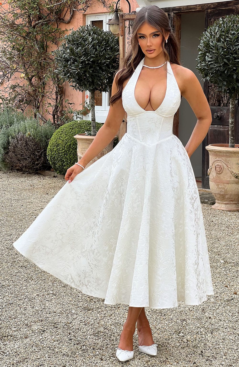 Sukienka damska z dekoltem halter bez rękawów – elegancki krój - Arkadya Outlet - Women Midi Dress