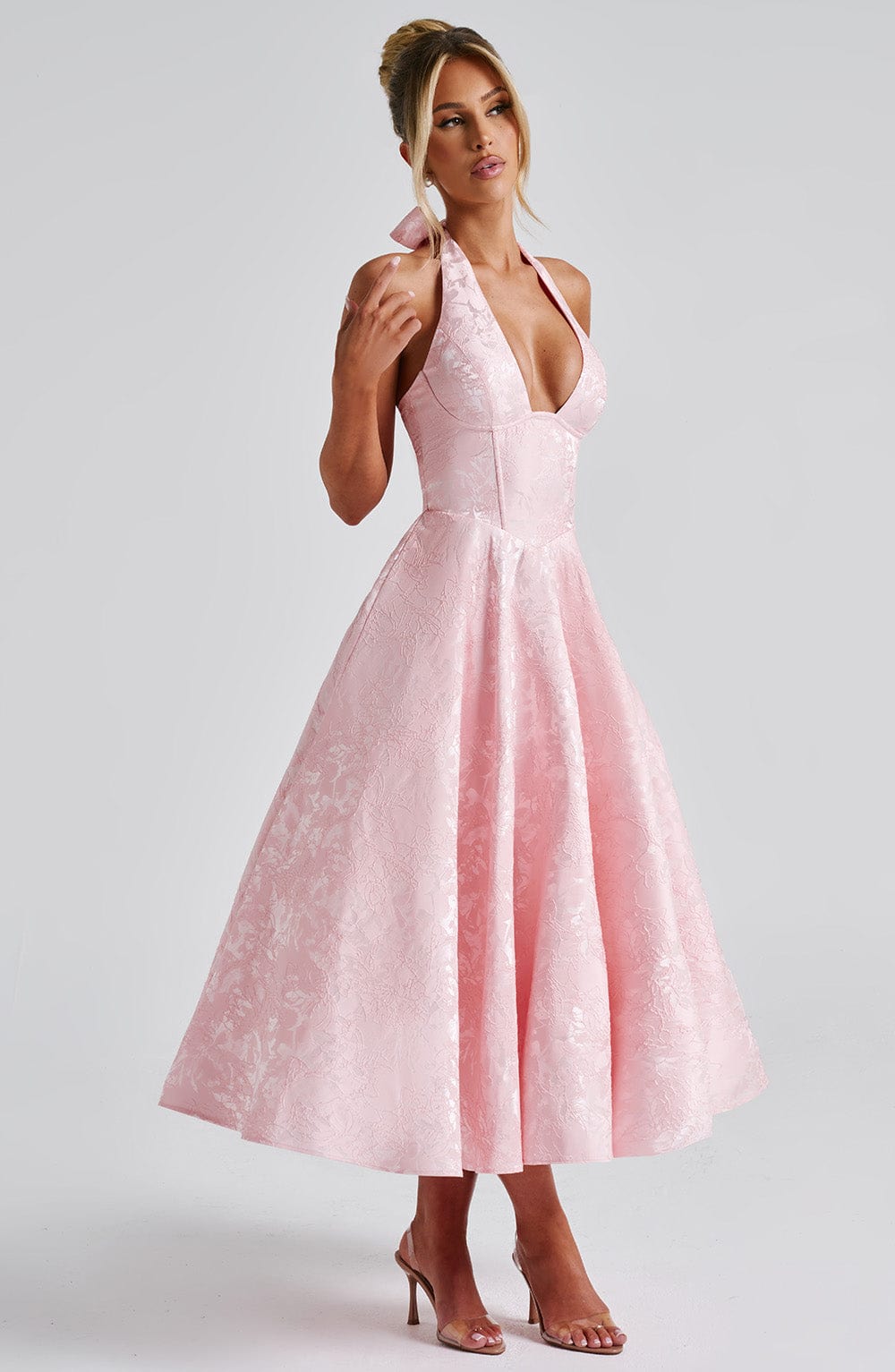 Sukienka damska z dekoltem halter bez rękawów – elegancki krój - Arkadya Outlet - Women Midi Dress