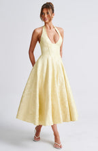 Sukienka damska z dekoltem halter bez rękawów – elegancki krój - Arkadya Outlet - Women Midi Dress