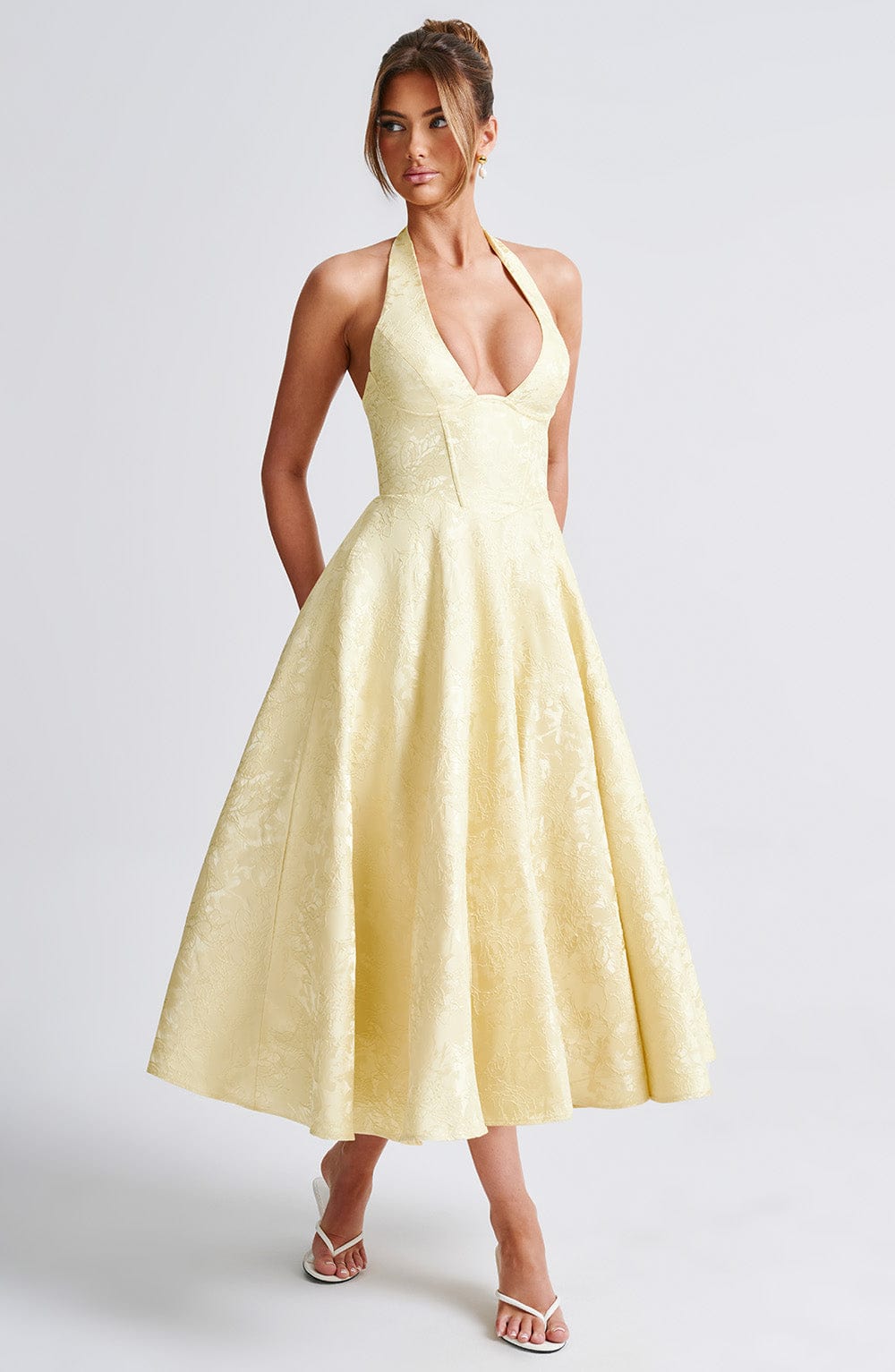 Sukienka damska z dekoltem halter bez rękawów – elegancki krój - Arkadya Outlet - Women Midi Dress