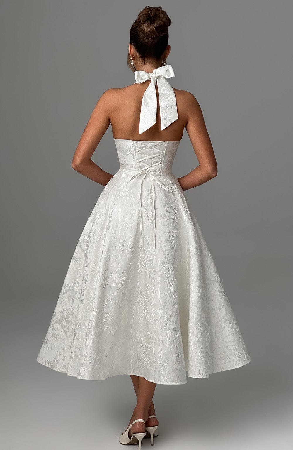 Sukienka damska z dekoltem halter bez rękawów – elegancki krój - Arkadya Outlet - Women Midi Dress
