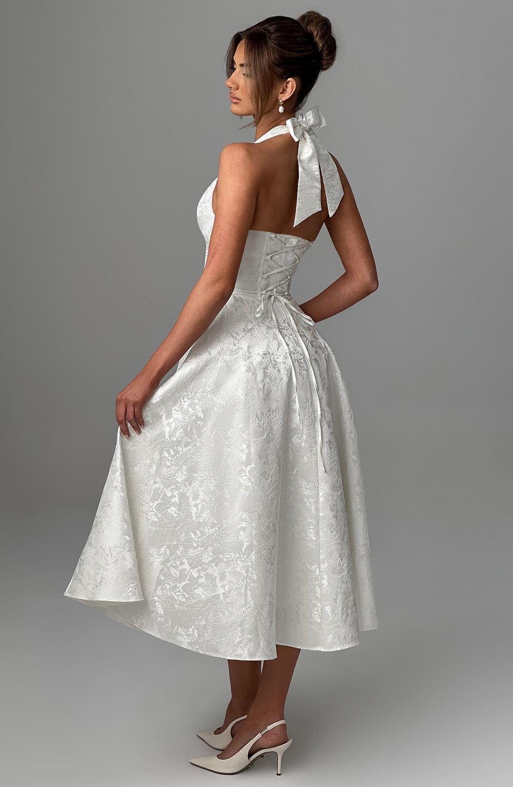 Sukienka damska z dekoltem halter bez rękawów – elegancki krój - Arkadya Outlet - Women Midi Dress