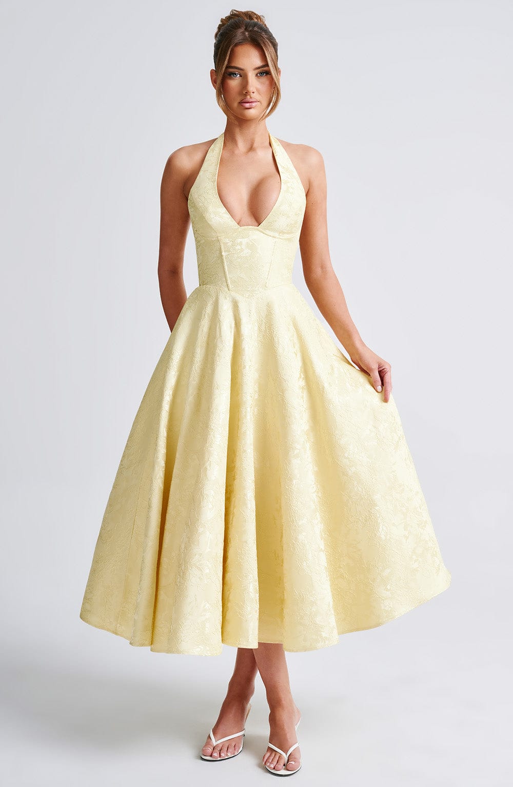 Sukienka damska z dekoltem halter bez rękawów – elegancki krój - Arkadya Outlet - Women Midi Dress