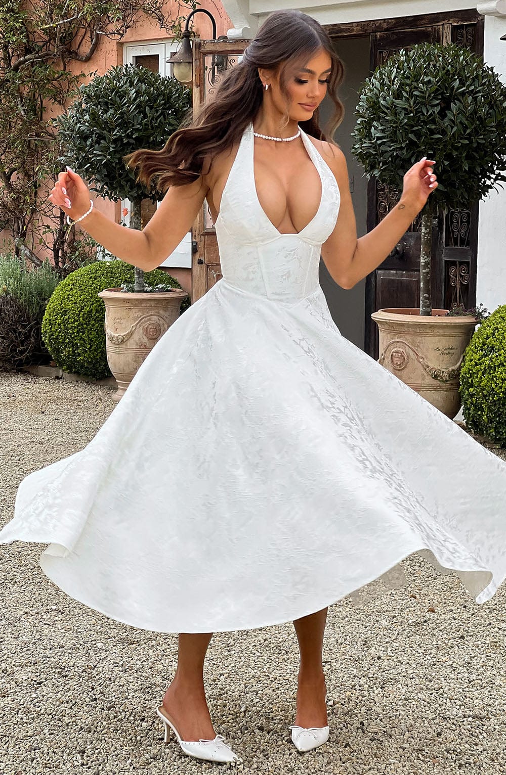 Sukienka damska z dekoltem halter bez rękawów – elegancki krój - Arkadya Outlet - Women Midi Dress