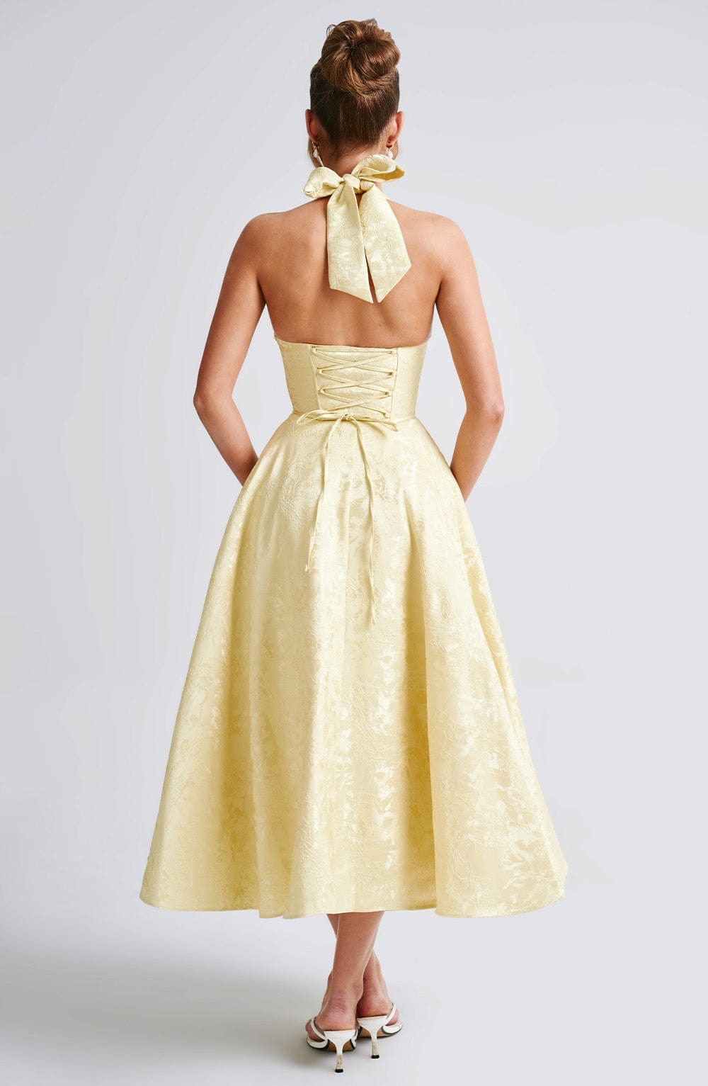 Sukienka damska z dekoltem halter bez rękawów – elegancki krój - Arkadya Outlet - Women Midi Dress