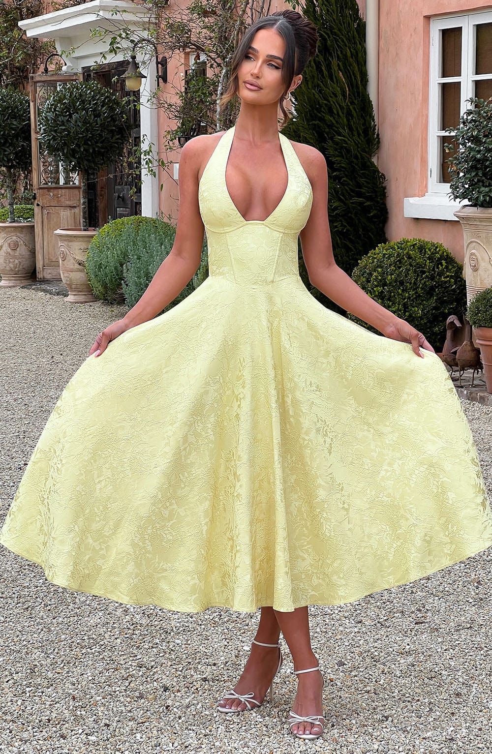 Sukienka damska z dekoltem halter bez rękawów – elegancki krój - Arkadya Outlet - Women Midi Dress