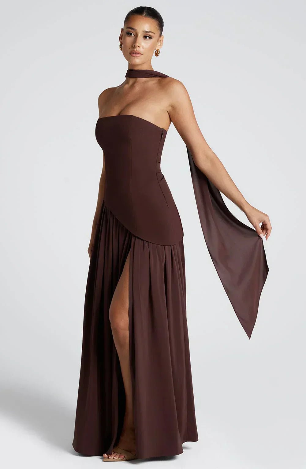 Sukienka maxi damska bez ramiączek – rozcięcie - Arkadya Outlet - Women Maxi Dress